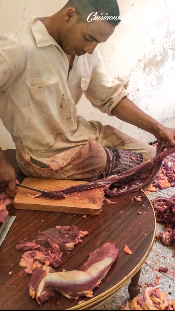 Preparation-khlii-5-577x1024 - Préparation traditionnelle de l'khliî, viande séchée marocaine