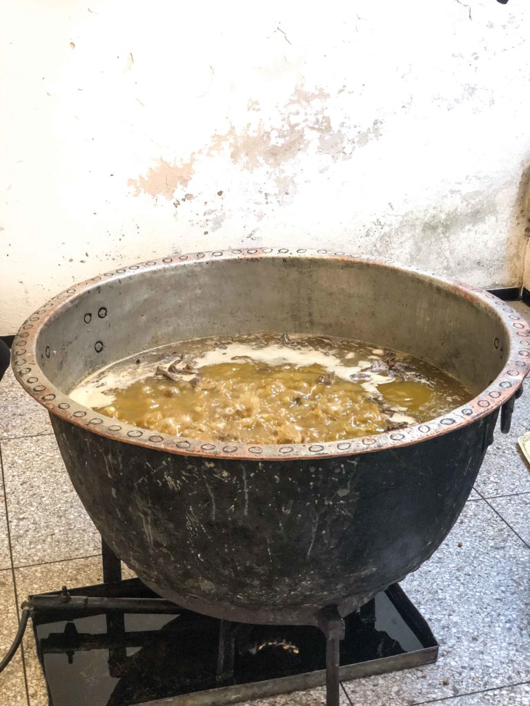 Preparation-khlii-768x1024 - Préparation traditionnelle de l'khliî, viande séchée marocaine