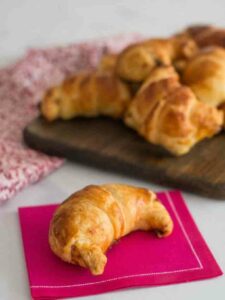 Croissants salés au fromage de chèvre frais, origan et miel