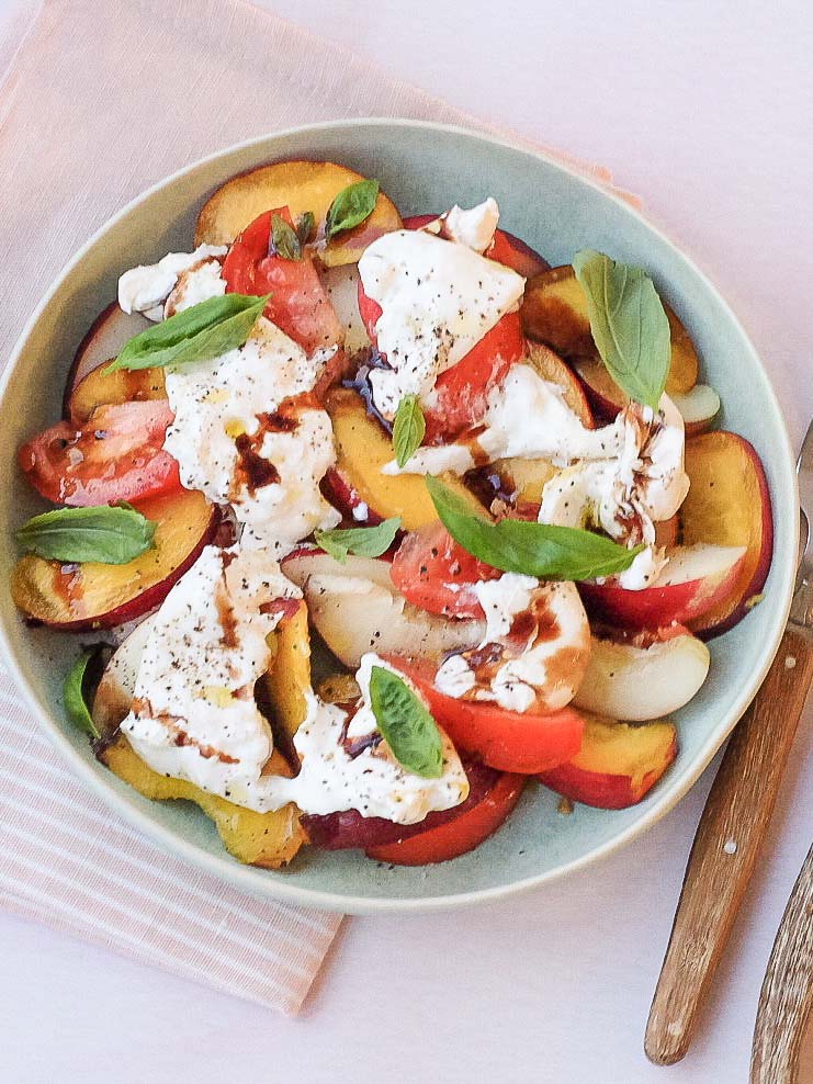 Salade de nectarines, tomates et burrata
