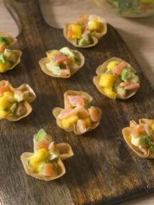 Tartelettes à la truite fumée, à la mangue et à l’avocat