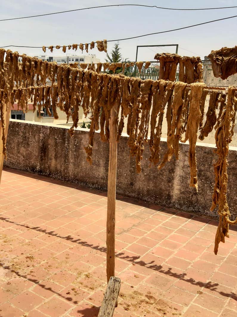 Préparation traditionnelle de l’khliî, viande séchée marocaine