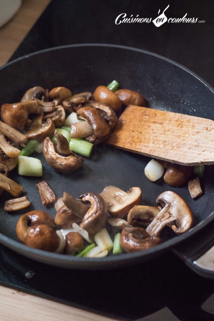 Puis ajoutez les champignons coupés en deux. Faites-les revenir pendant 6-7 minutes.
