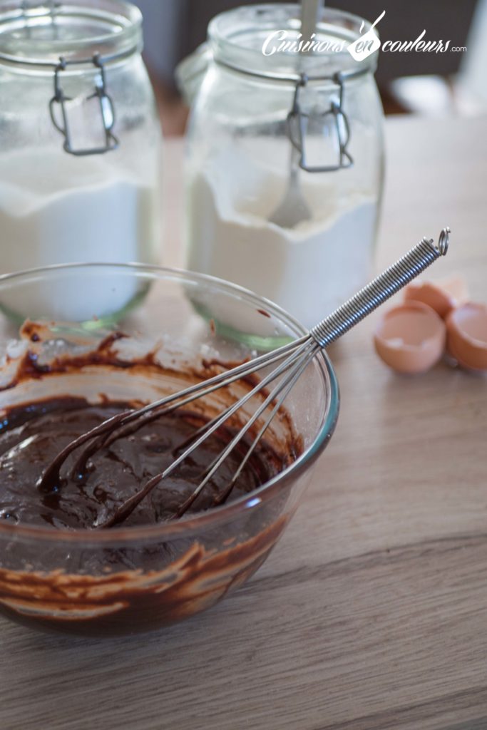 Ajoutez ensuite le sucre, la farine, le café soluble et une pincée de sel.