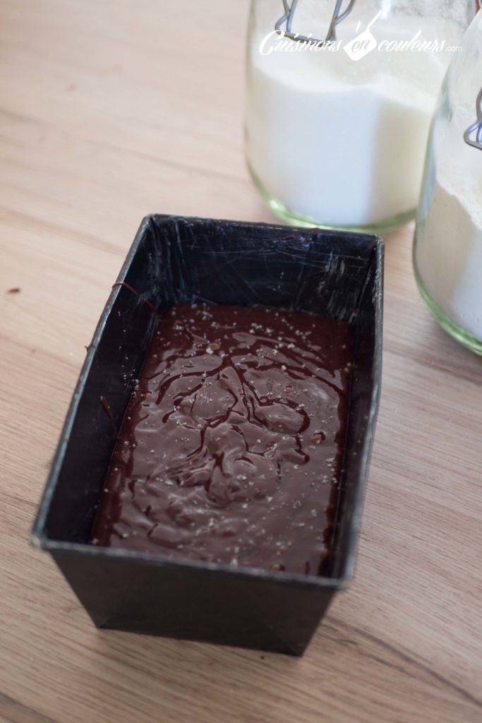 Ajoutez ensuite le sucre, la farine, le café soluble et une pincée de sel.