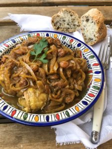 Tajine de poulet aux oignons et raisins secs