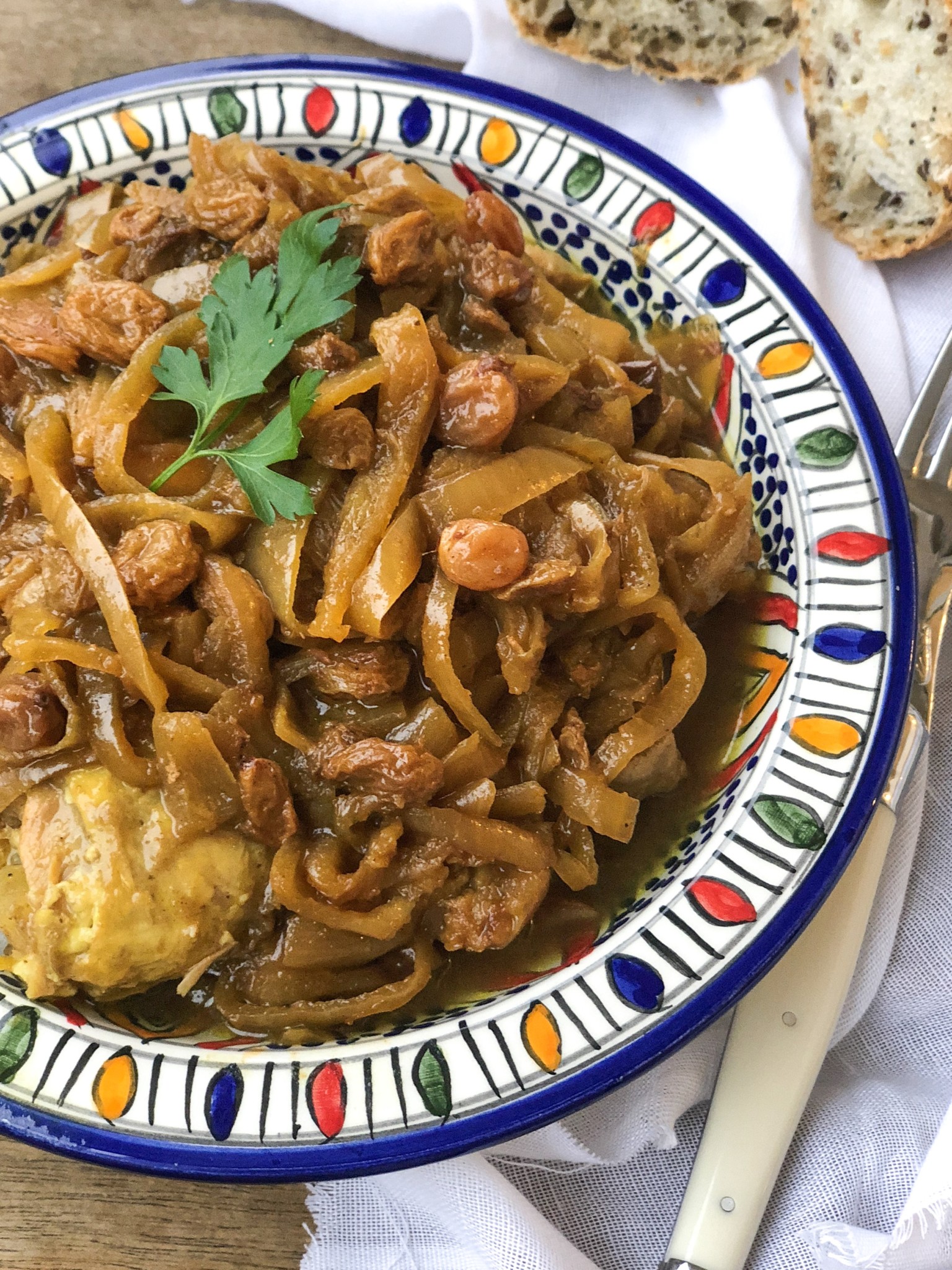 Tajine de poulet aux oignons et raisins secs Cuisinons En Couleurs