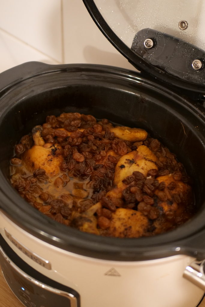 P1013302-e1576173305478-683x1024 - Tajine de poulet aux oignons et raisins secs