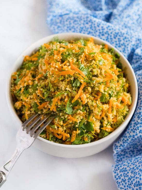 Salade de couscous aux carottes et aux herbes