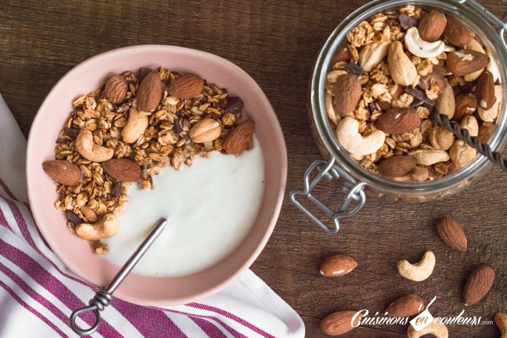 Granola aux amandes et noix de cajou grillées et au chocolat
