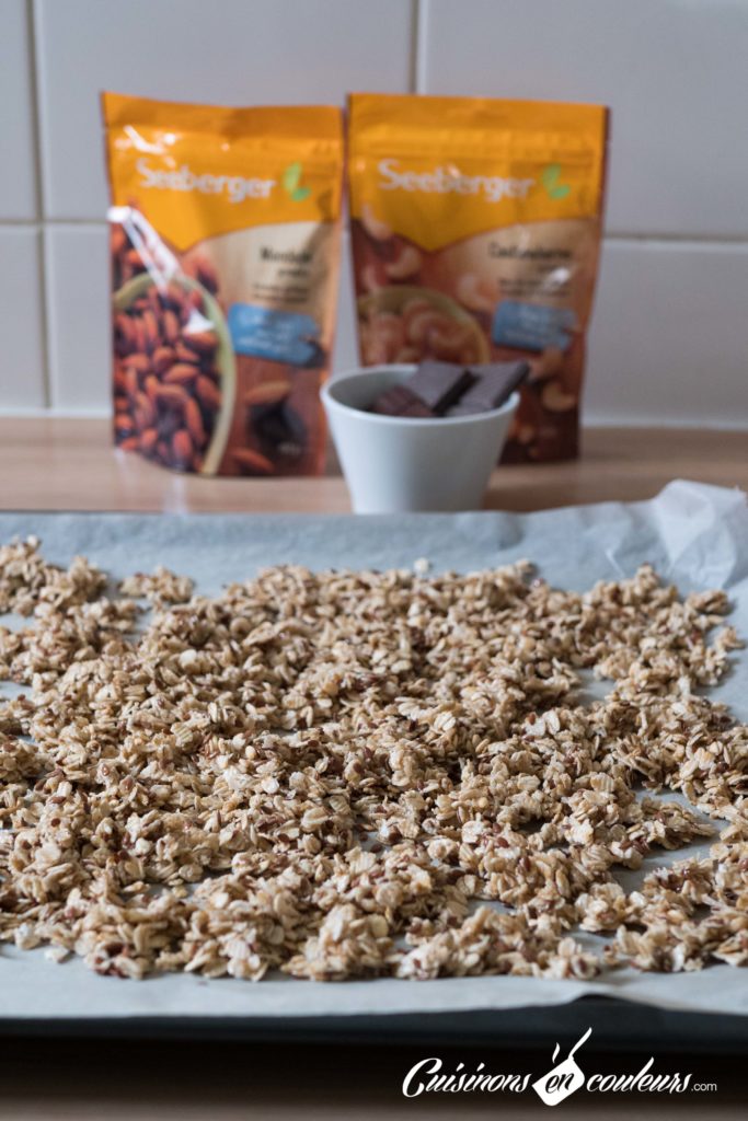 Granola-fait-maison-7-683x1024 - Granola aux amandes et noix de cajou grillées et au chocolat