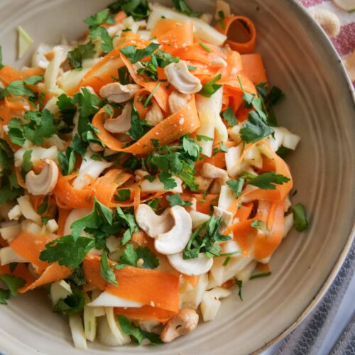 Salade de carottes, chou blanc et noix de cajou