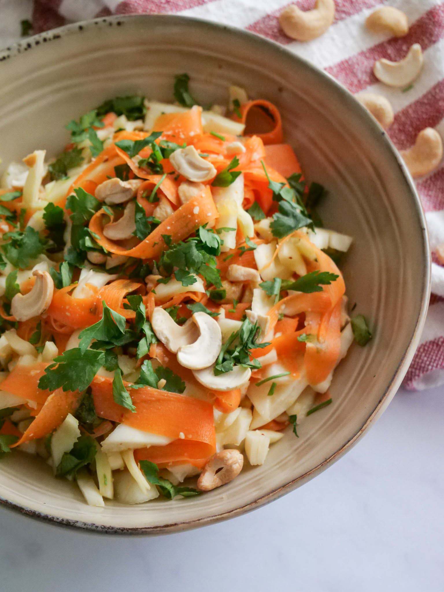 Salade de carottes, chou blanc et noix de cajou