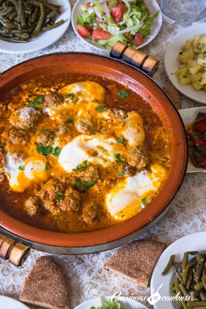 Tajines Marocains Cuits Au Feu De Bois Dans Une Marmite à Tajine Marocaine  Traditionnelle Sur Un Tajine De Boulettes De Viande à Feu Ouvert