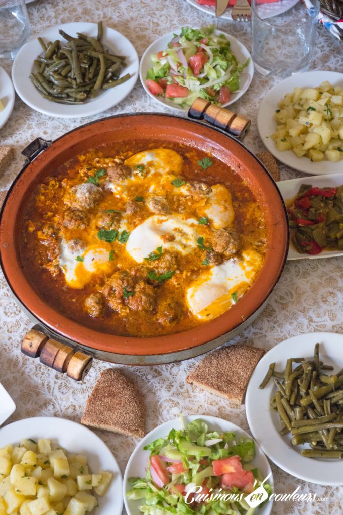 Tajines Marocains Cuits Au Feu De Bois Dans Une Marmite à Tajine Marocaine  Traditionnelle Sur Un Tajine De Boulettes De Viande à Feu Ouvert