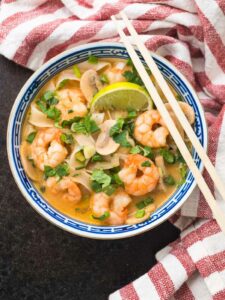 Soupe thaï de crevettes au lait de coco et au curry rouge