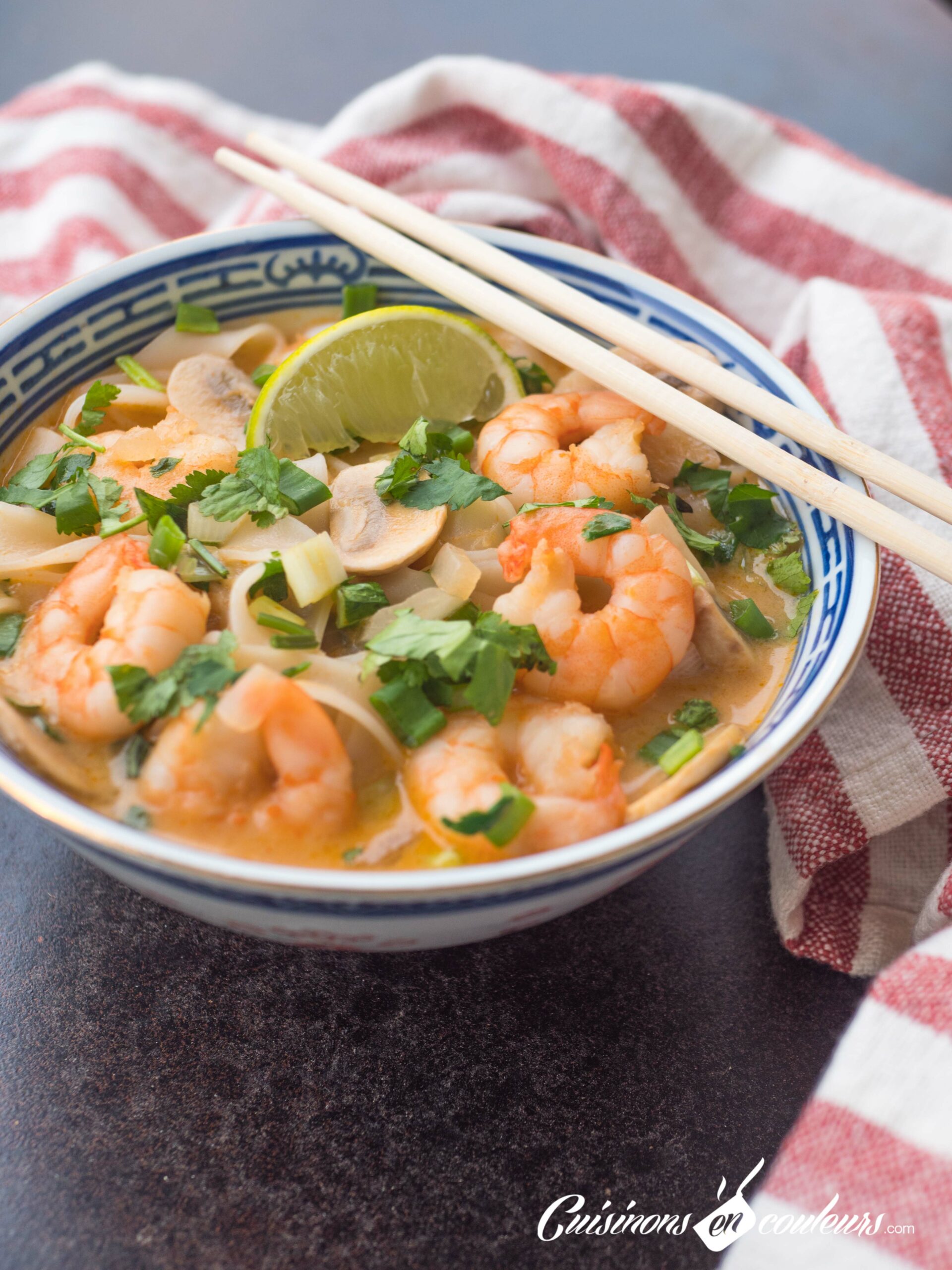 Soupe thaï aux crevettes et curry rouge facile : découvrez les