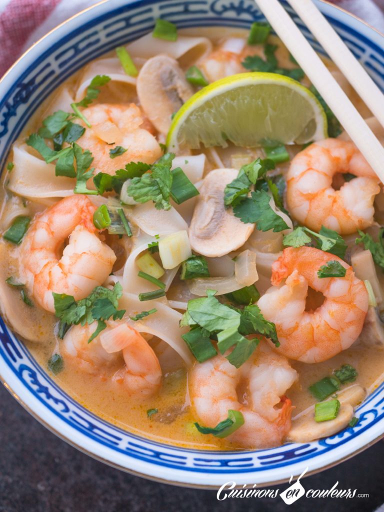 soupe-thai-crevettes-4-768x1024 - Soupe thaï de crevettes au lait de coco et au curry rouge