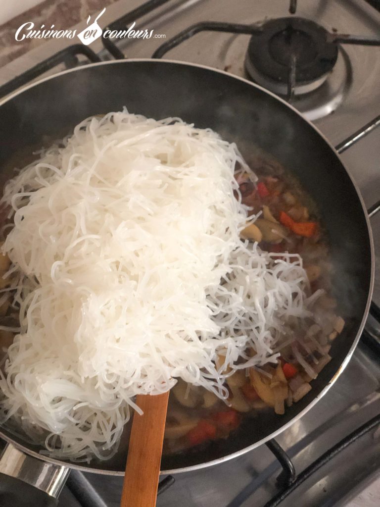 Vermicelles sautés aux oignons, champignons et poivrons