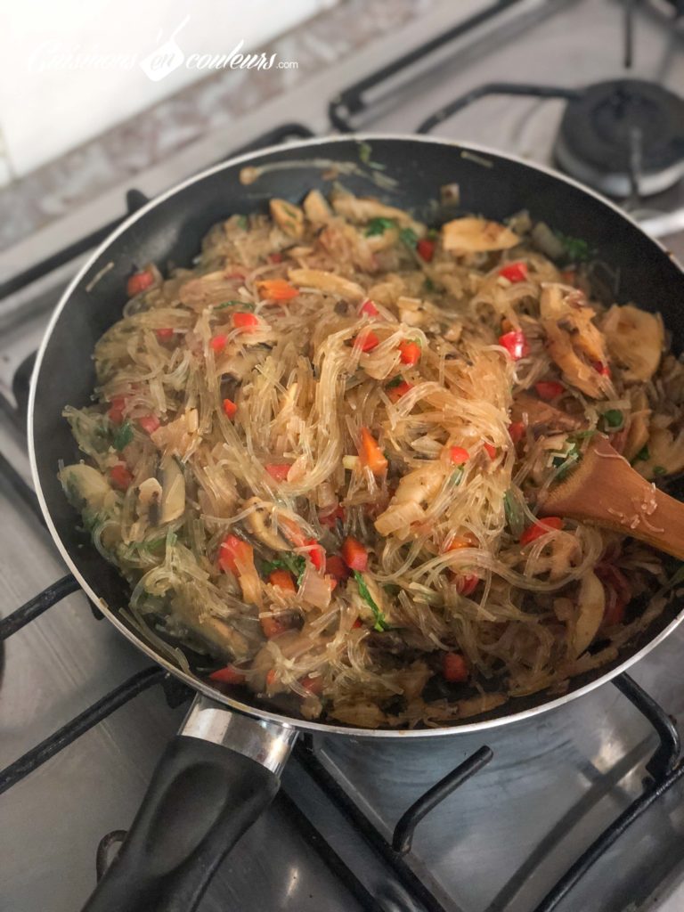 Vermicelles sautés aux oignons, champignons et poivrons