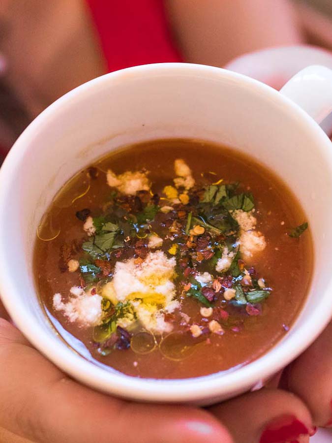 Soupe froide de tomates et oignons rôtis