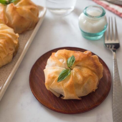 Pastilla à la truite fumée, poireaux et tomates séchées