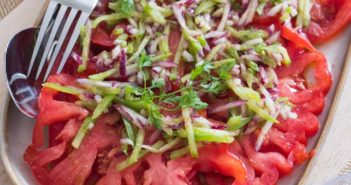 Salade de tomates, poivrons et oignon rouge au cumin