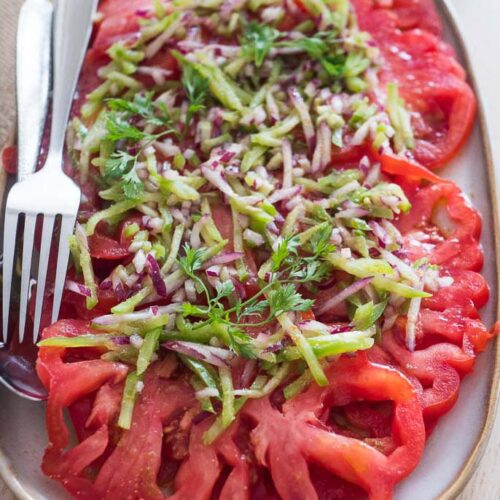 Salade de tomates, poivrons et oignon rouge au cumin