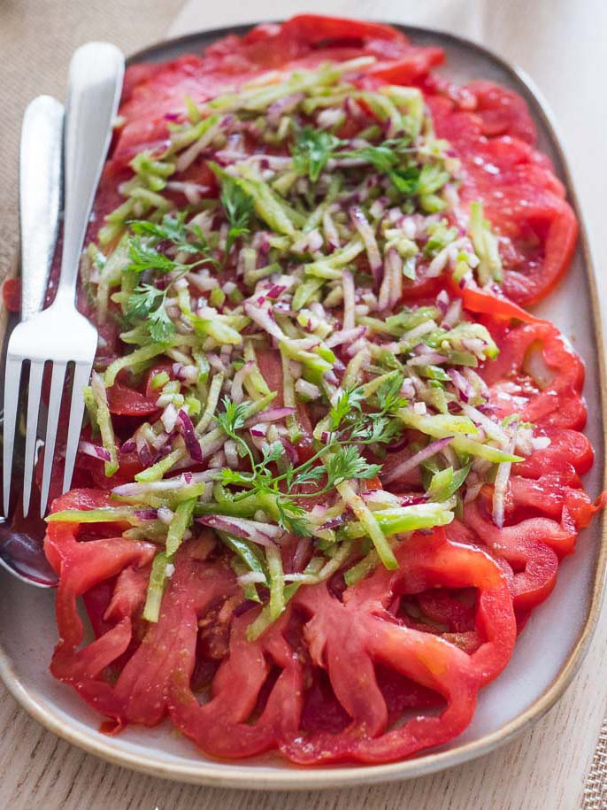 Salade de tomates, poivrons et oignon rouge au cumin