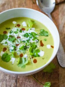 Soupe froide de petits pois au lait de coco et à la citronnelle