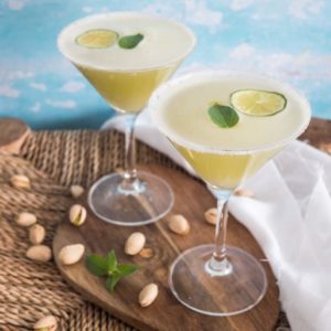 Thé glacé au citron vert, gingembre et basilic
