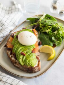 Tartine au saumon et à l’avocat avec un oeuf mollet