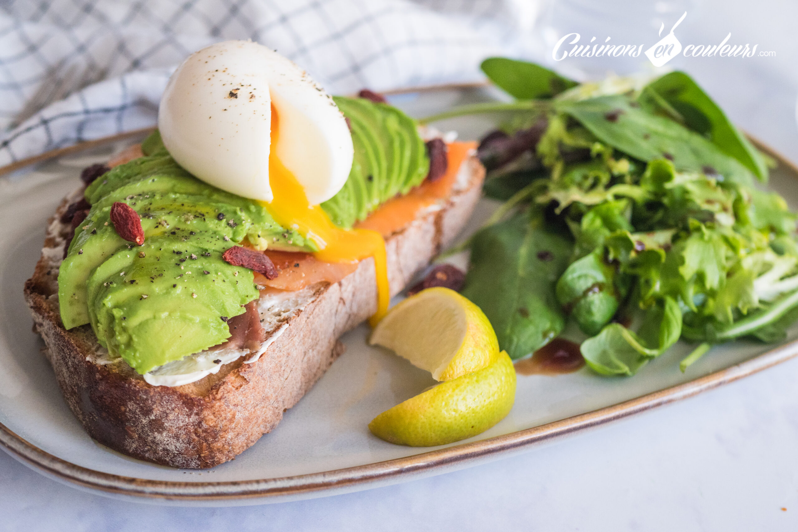 Tartine au saumon et à l'avocat avec un oeuf mollet - Cuisinons En