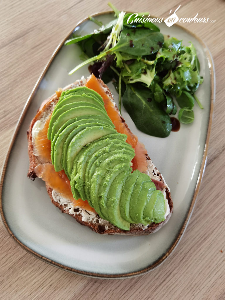 tartine-saumon-avocat-oeuf-mollet-3-768x1024 - Tartine au saumon et à l'avocat avec un oeuf mollet