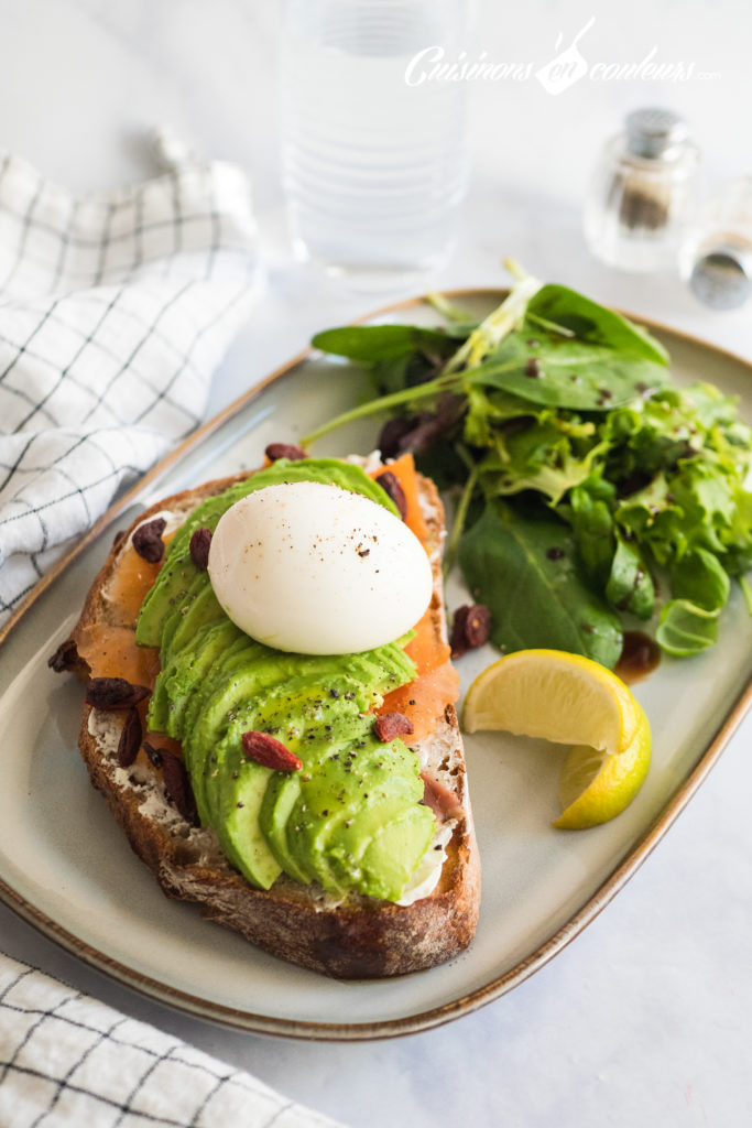 tartine-saumon-avocat-oeuf-mollet-683x1024 - Tartine au saumon et à l'avocat avec un oeuf mollet