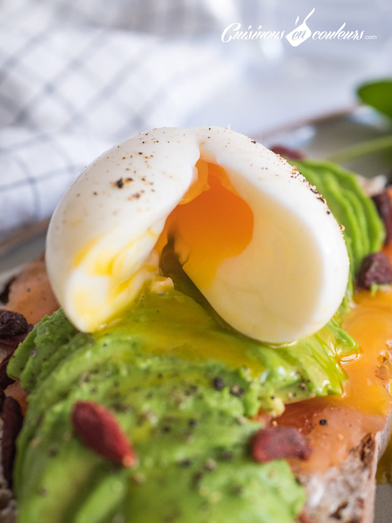 tartine-saumon-avocat-oeuf-mollet-8-768x1024 - Tartine au saumon et à l'avocat avec un oeuf mollet