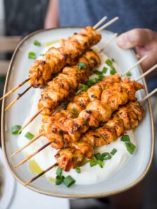 Brochettes de poulet à la moutarde et à l’origan