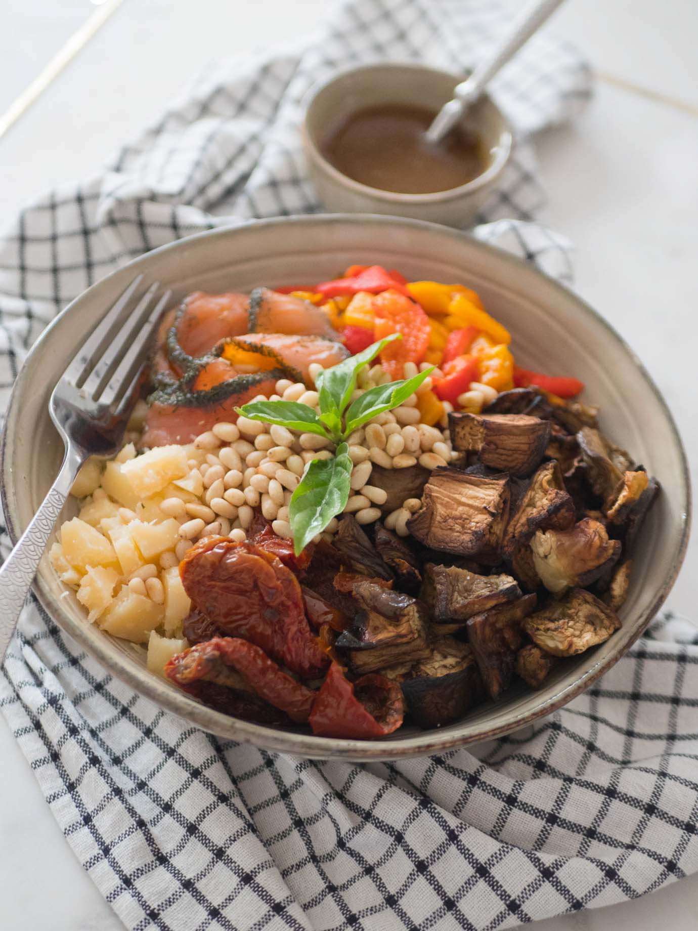 Salad Bowl au saumon, aubergines rôties… et plein d’autres choses !