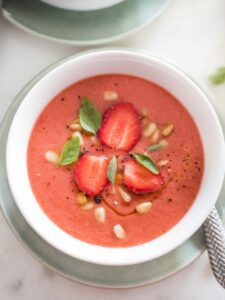 Soupe froide de tomates et fraises au basilic