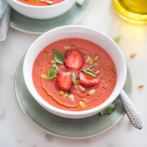 Soupe froide de tomates et fraises au basilic