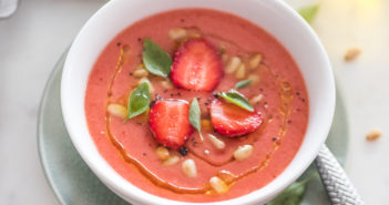 Soupe froide de tomates et fraises au basilic