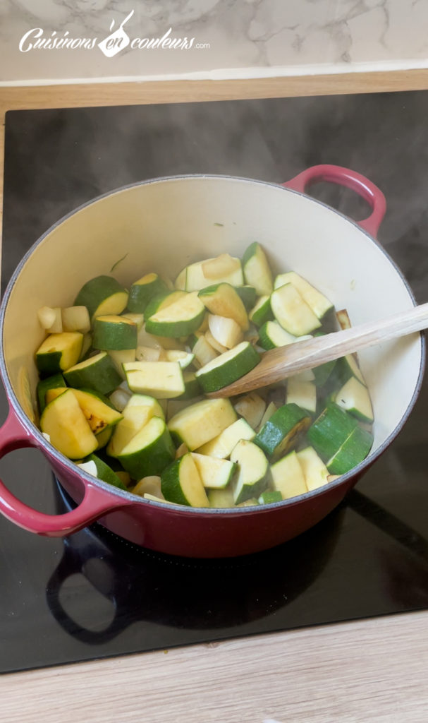 Veloute-de-courgettes-2-607x1024 - Velouté de courgettes, ail et oignon