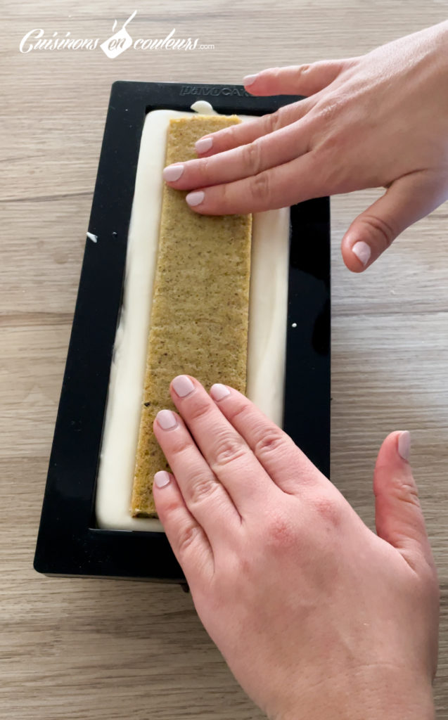 Bûche de Noël chocolat blanc-fleur d'oranger, insert pistaches par  Papilles-on-off. Une recette de fan à retrouver dans la catégorie  Pâtisseries sucrées sur , de Thermomix<sup>®</sup>.