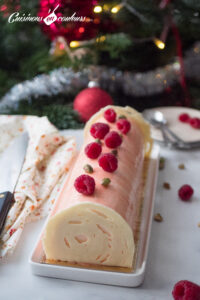 Bûche aux pistaches, framboises et à la fleur d’oranger