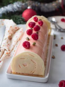 Bûche aux pistaches, framboises et à la fleur d’oranger