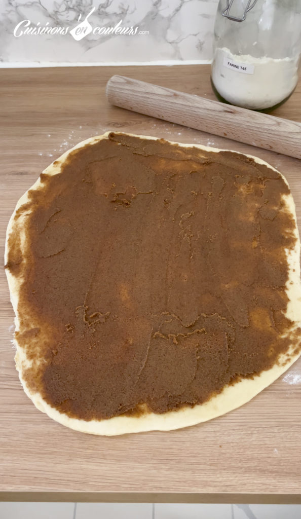 Tartinez par dessus la garniture puis roulez-la.