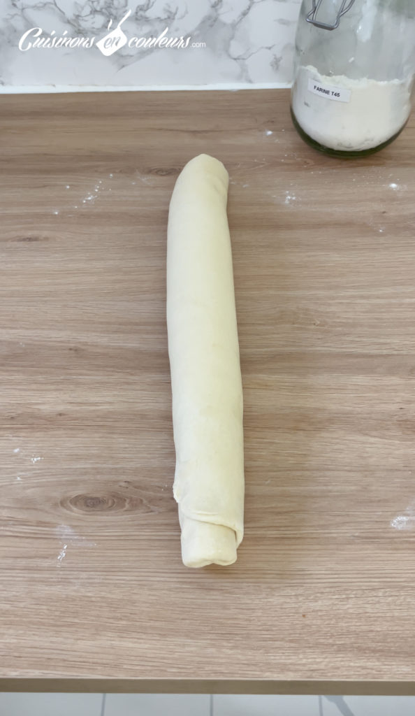 Tartinez par dessus la garniture puis roulez-la.
