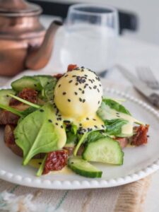 Patate douce rôtie, salade et oeuf mollet pour une petit déjeuner salé et sain !