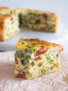 Quiche aux petits pois, tomates séchées et parmesan