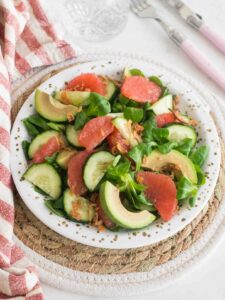 Salade de pomelos rose, avocat et concombre